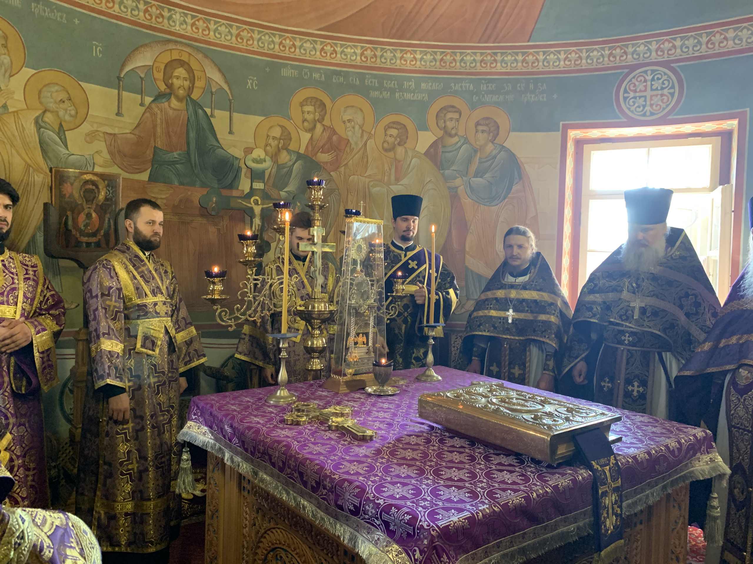 Архиерейское богослужение в храме святых бессребреников Космы и Дамиана в Космодемьянском