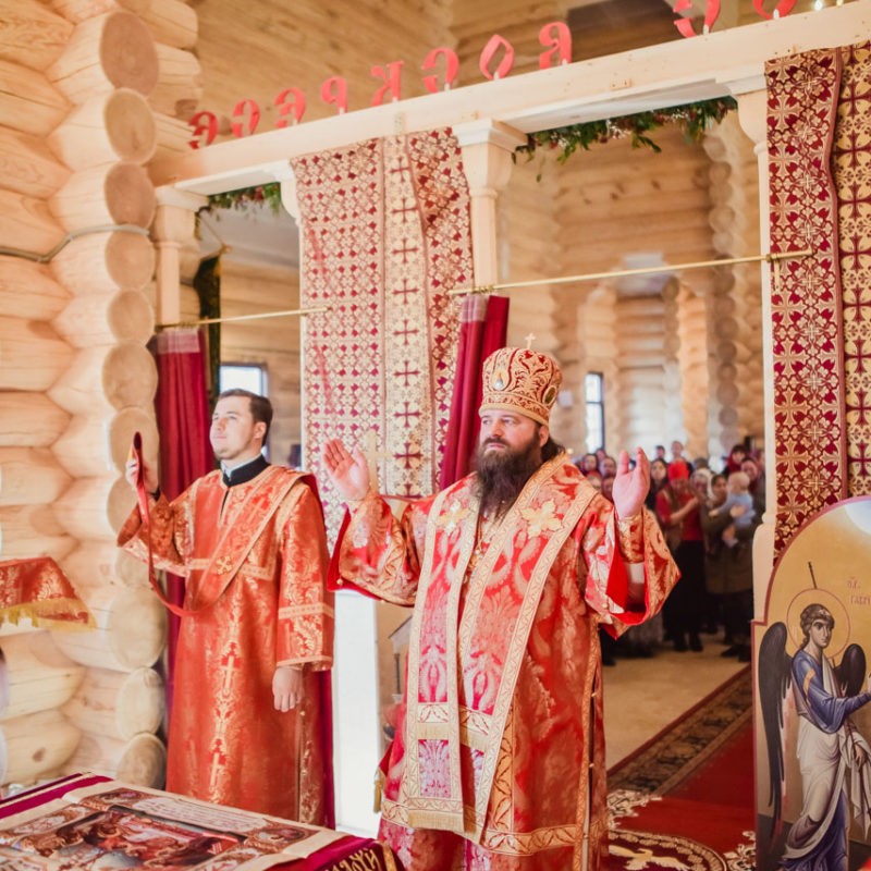 Храм 12 апостолов в Галилее деревья