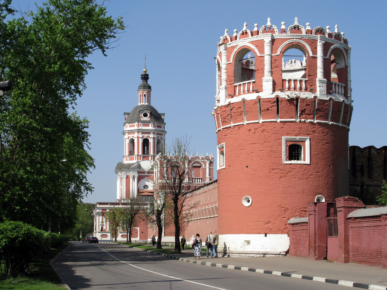 Walls_and_towers_of_Donskoy_Monastery_06_1